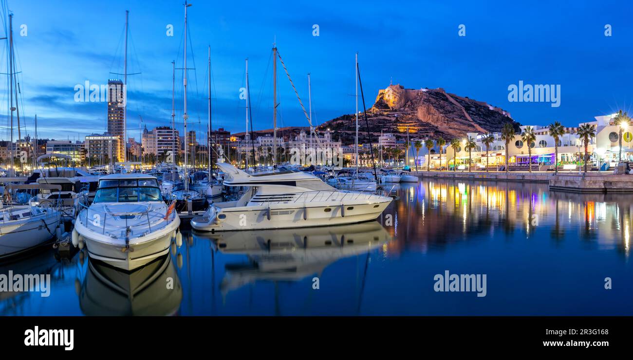 Port d'Alicante la nuit Port d'Alaquant Marina avec bateaux et vue sur le château Castillo Voyage de vacances panorama de la ville en Espagne Banque D'Images