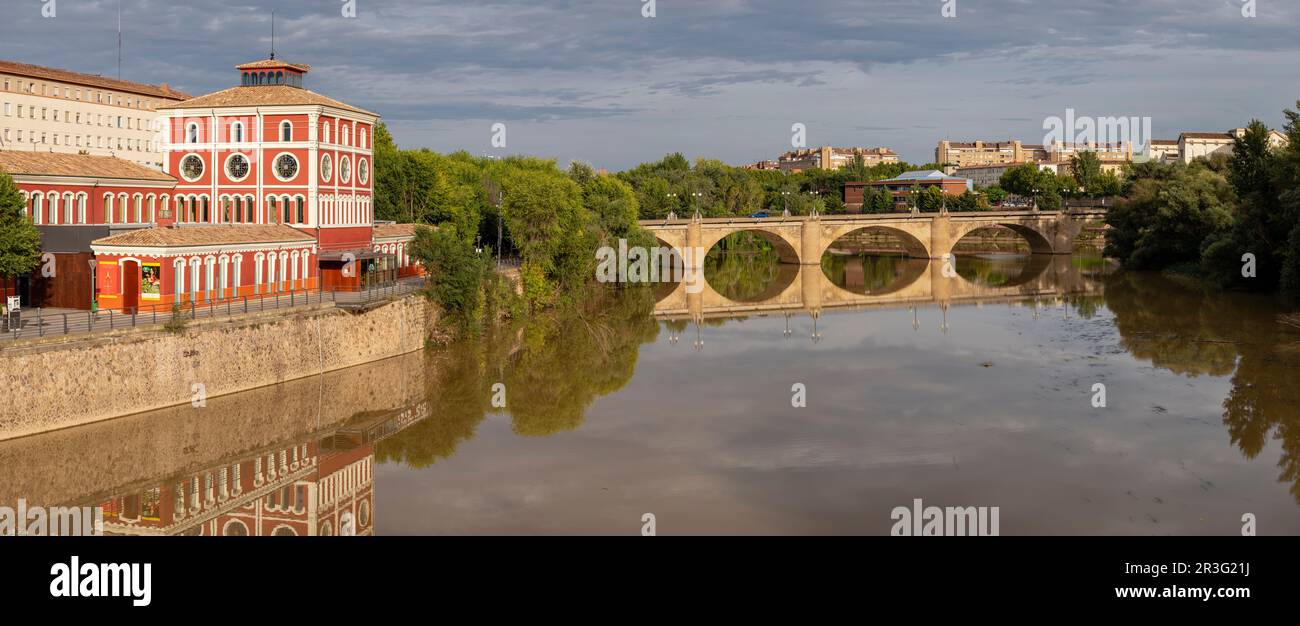 Casa de las Ciencias y puente de Piedra, Puente de San Juan de Ortega, 1884, Logroño, la Rioja , Espagne, Europe. Banque D'Images