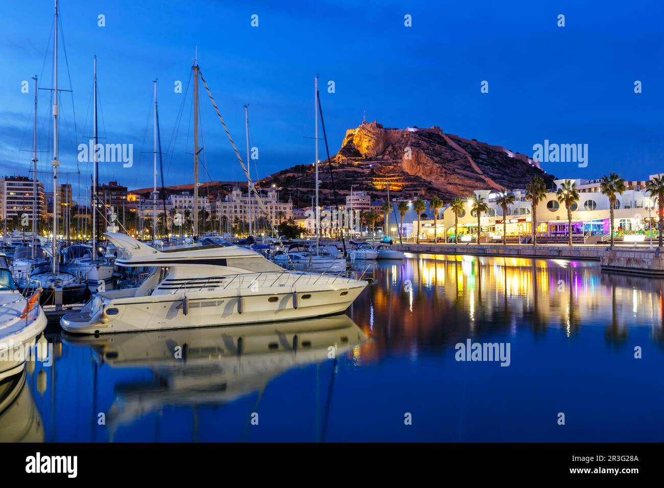 Port d'Alicante la nuit Port d'Alaquant Marina avec bateaux et vue sur le château Castillo Voyage de vacances ville en Espagne Banque D'Images