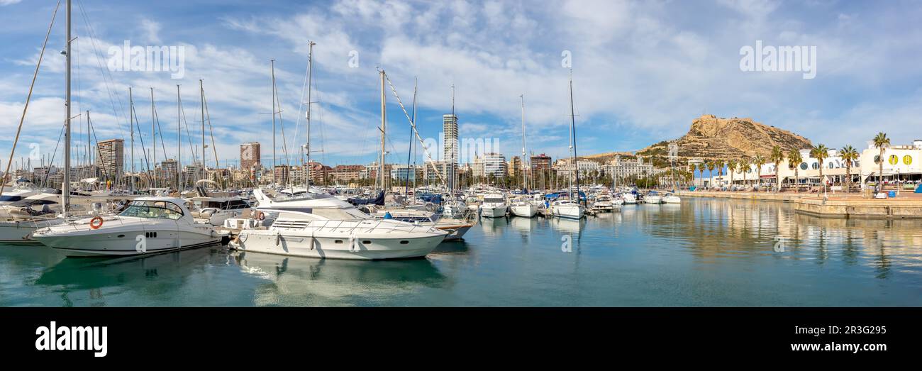 Alicante Port d'Alaquant Marina avec des bateaux et vue sur le château Castillo Voyage de vacances panorama de la ville en Espagne Banque D'Images