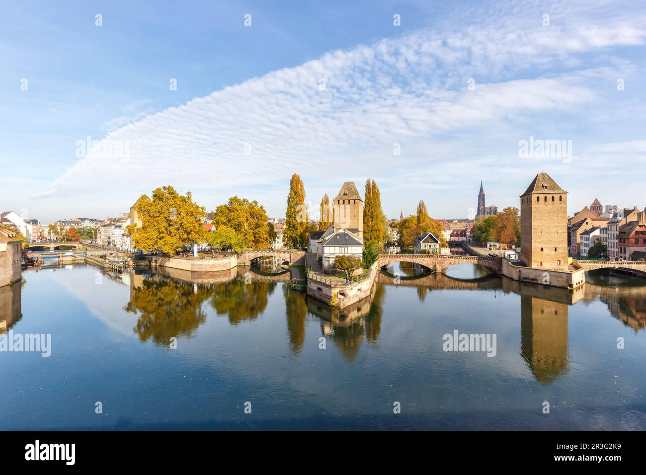 Petite France pont sur rivière Ill eau avec tour texte espace libre CopySpace Alsace à Strasbourg Strasbourg, France Banque D'Images