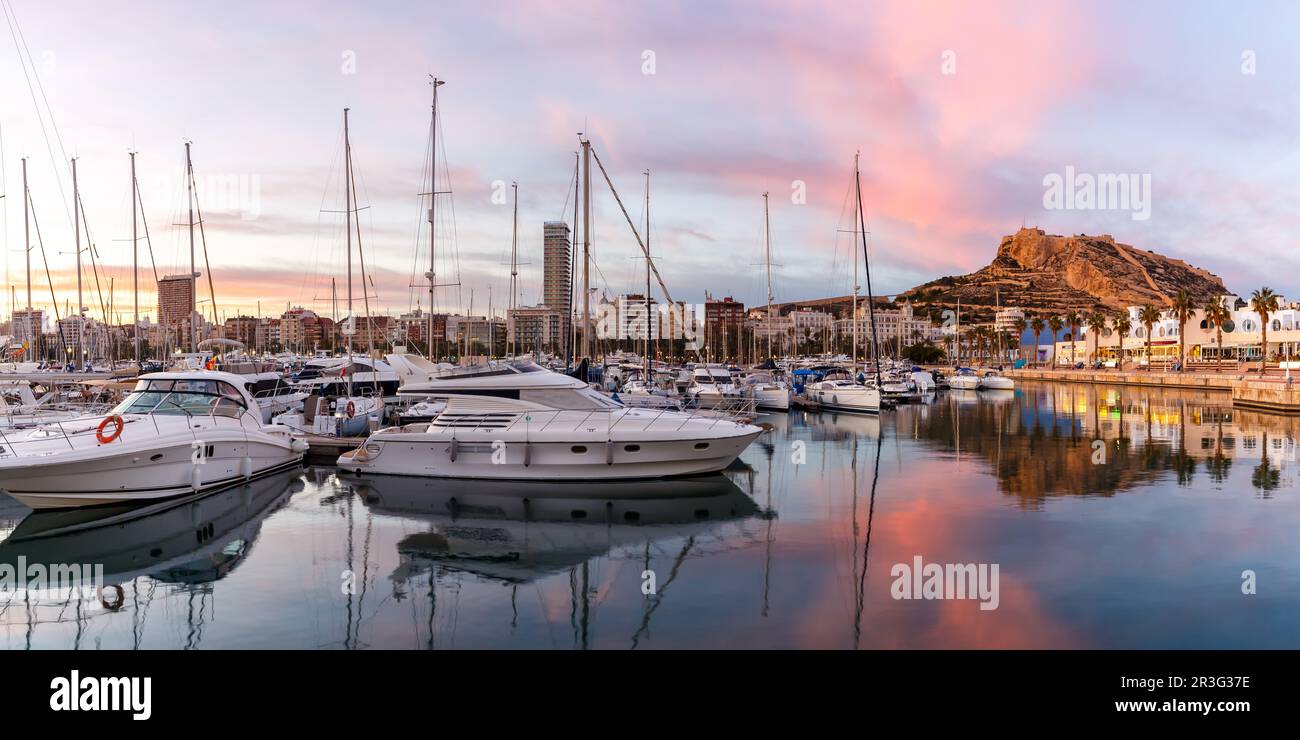 Port d'Alicante dans la soirée Port d'Alacant marina avec des bateaux et vue sur le château Castillo vacances Voyage ville panorama en Espagne Banque D'Images