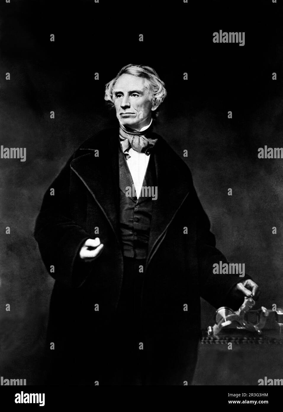 Samuel F.B. Morse, portrait en demi-longueur, posant avec la main gauche sur un appareil télégraphique. Banque D'Images