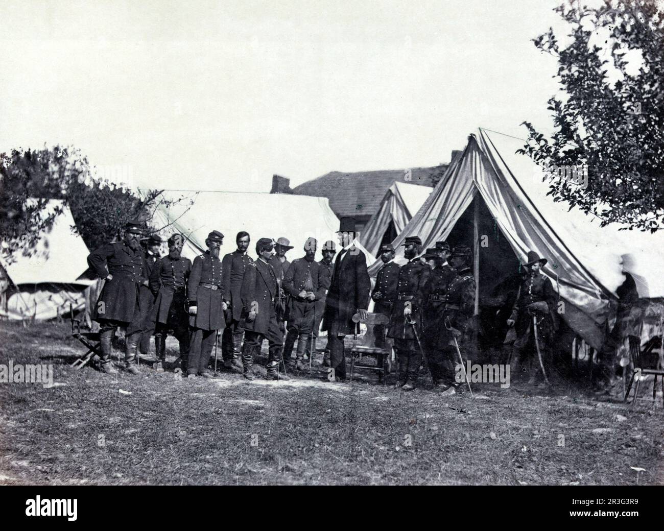 Le président Lincoln rend visite au général McClellan et à d'autres officiers de l'Armée de l'Union, Antietam, Maryland, 1862. Banque D'Images