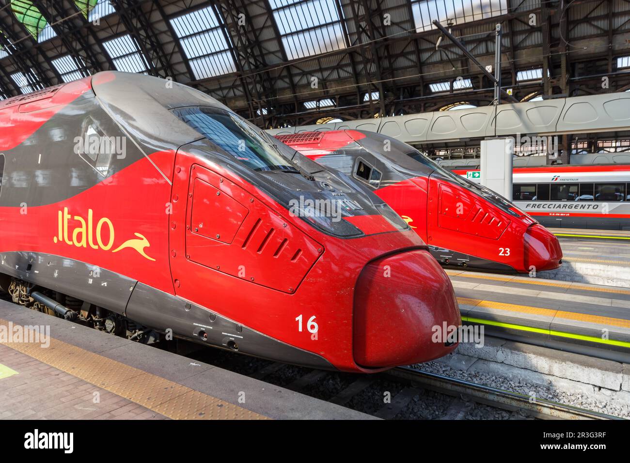 Mailand, Italien - 22. März 2022: Italo ETR 675 Pendolino Hochgeschwindigkeitszüge von Nuovo Trasporto Viaggiatori NTV im Bahnhof Milano Centrale in M Banque D'Images