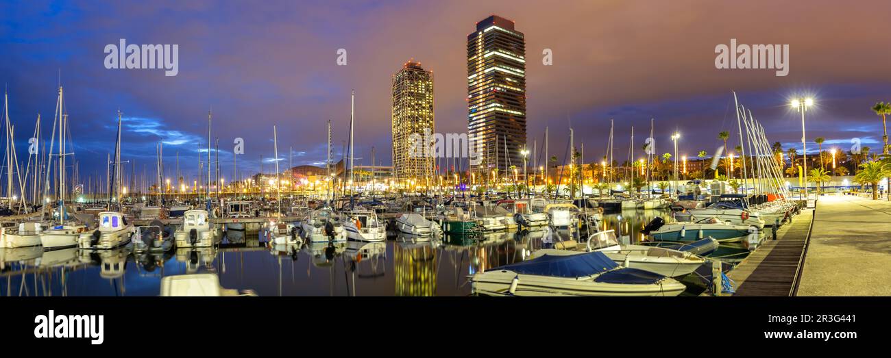 Barcelone Marina Yacht Port Olimpic ville dans le panorama en soirée en Espagne Banque D'Images