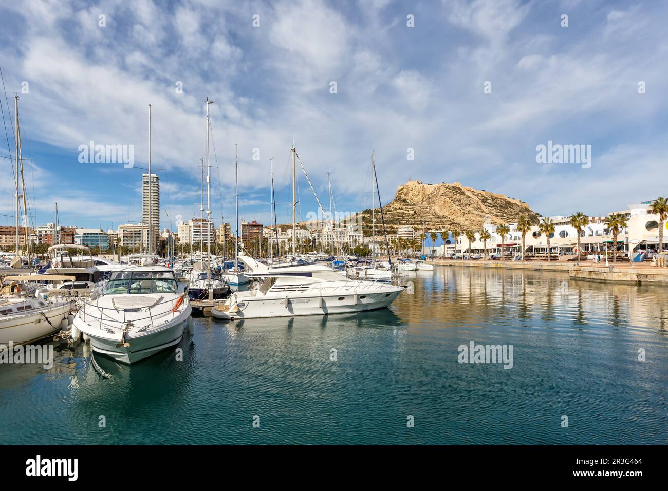 Alicante Port d'Alacant Marina avec des bateaux et vue sur le château Castillo vacances Voyage ville en Espagne Banque D'Images