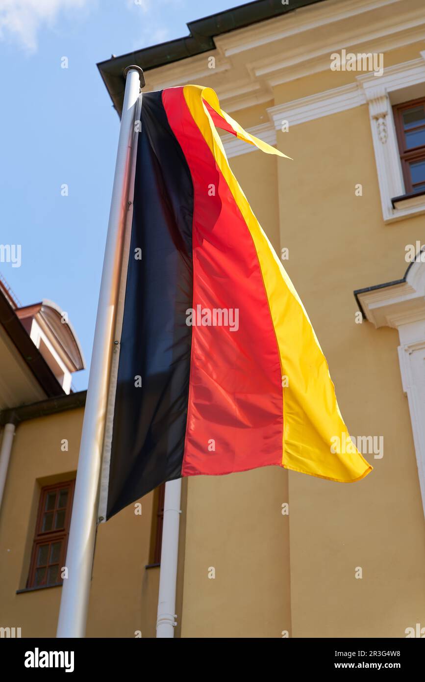 Drapeau de la République fédérale d'Allemagne devant un ministère à Magdebourg en Allemagne Banque D'Images