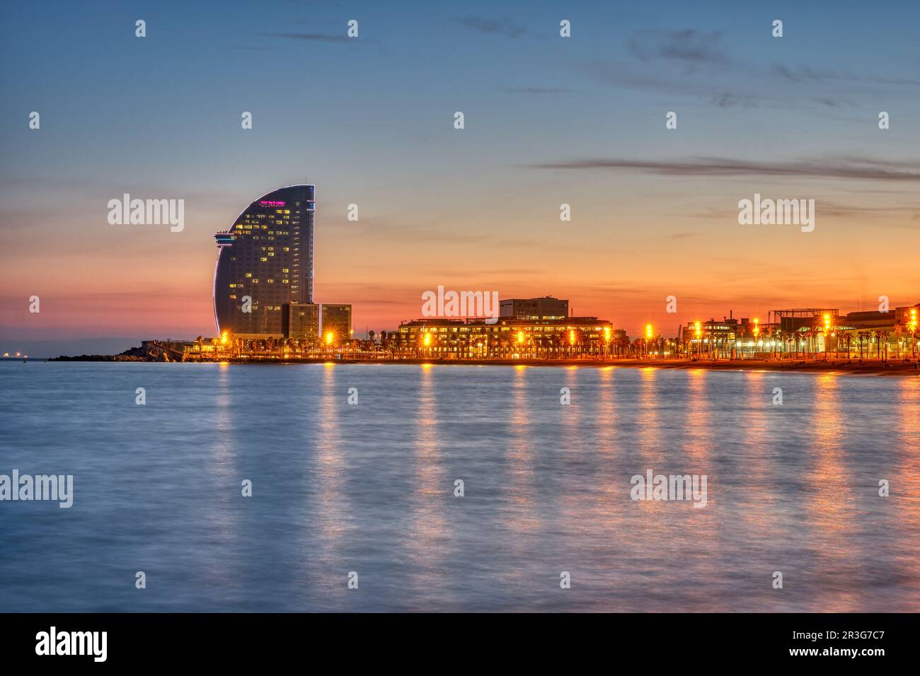 Plage de Barceloneta à Barcelone avec le légendaire gratte-ciel après le coucher du soleil Banque D'Images