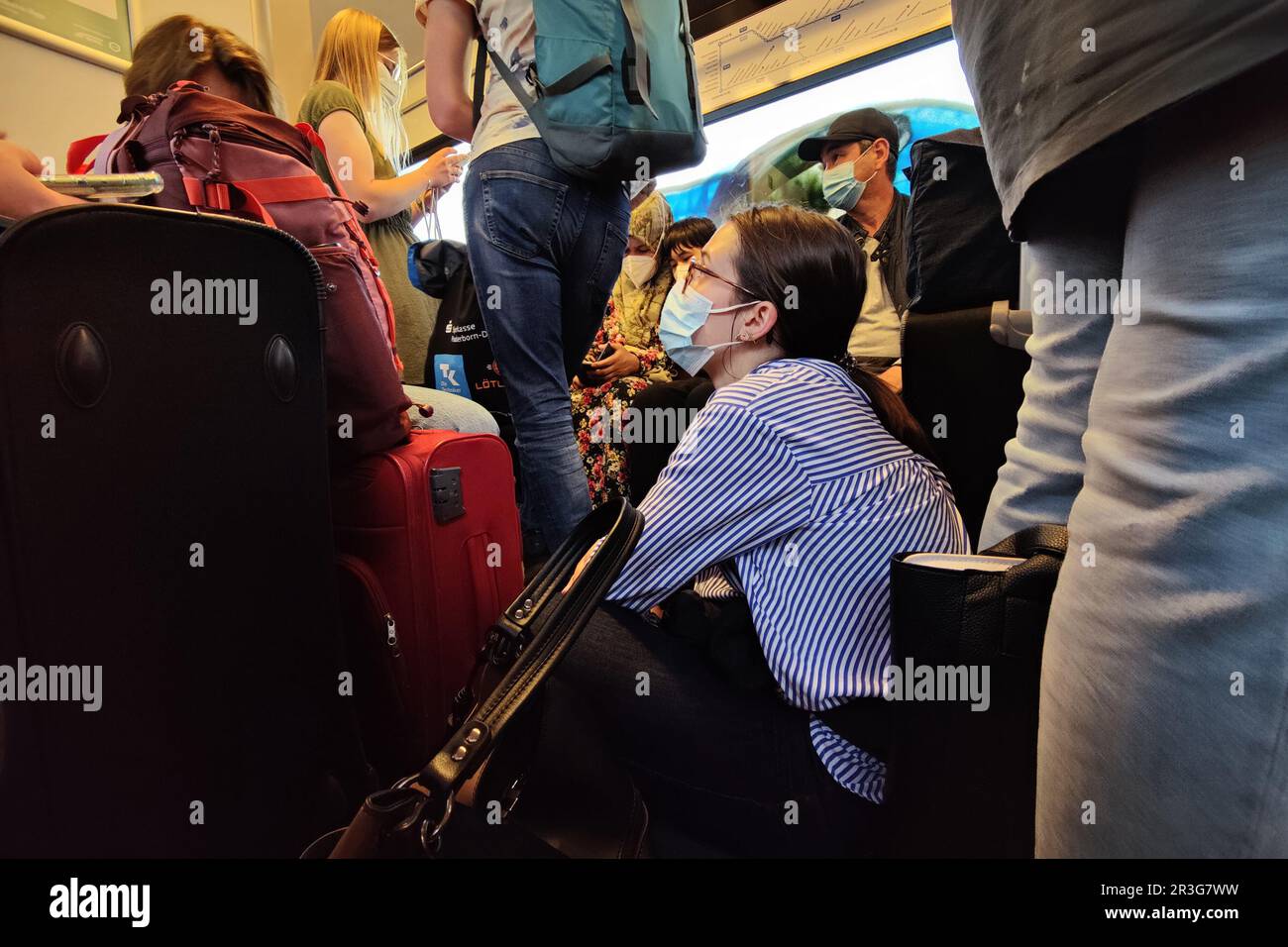 Sehr viele Menschen stehen dicht gedraengt in einem Nahverkehrszug, chaos im Nahverkehr, billet de 9 euros, Corona, Hamm, NRW, Allemagne, Europe Banque D'Images