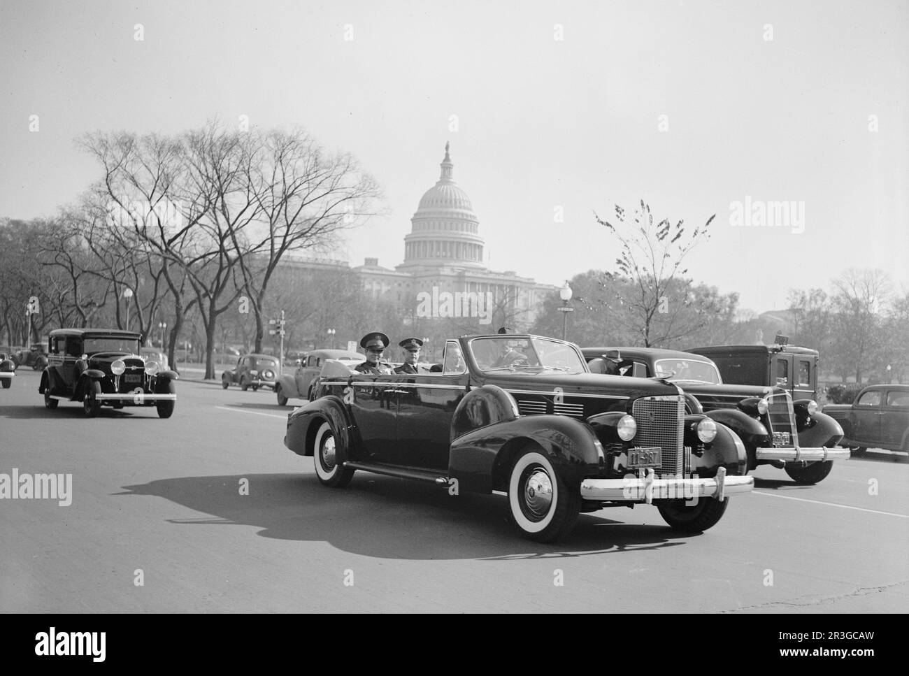 Le soldat cubain Fulgencio Batista et le chef d'état-major Malin Craig sont à bord d'une Cadillac alors qu'ils passent le Capitole à Washington D.C. Banque D'Images