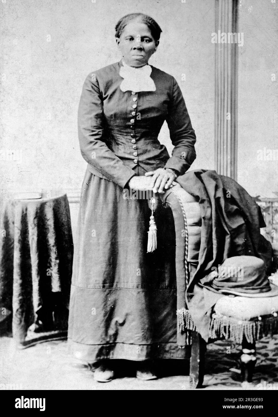 Harriet Tubman, portrait en pied, debout avec les mains sur le dos d'une chaise Banque D'Images