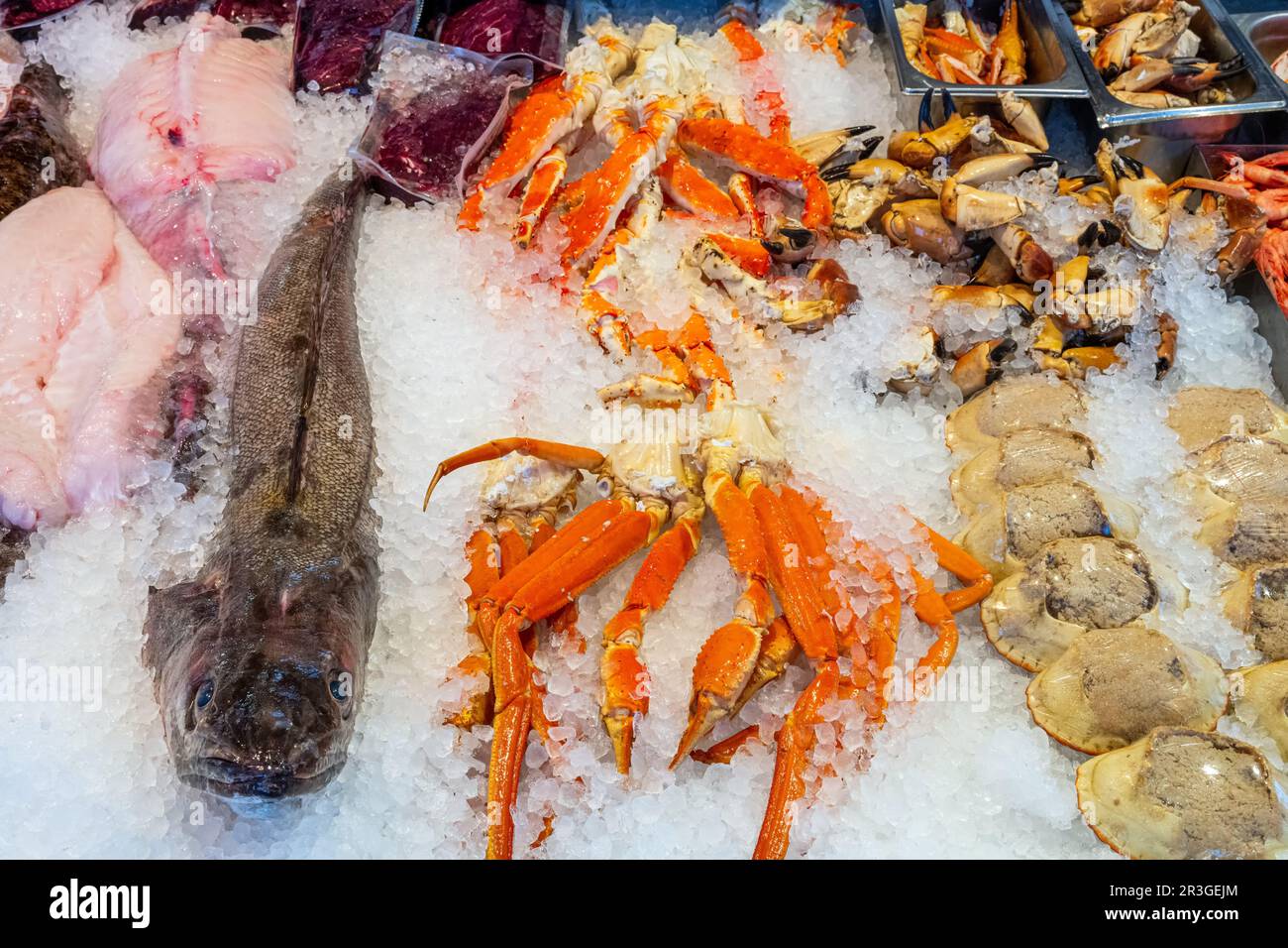 Poissons, crustacés et fruits de mer en vente sur un marché de Bergen, Norvège Banque D'Images