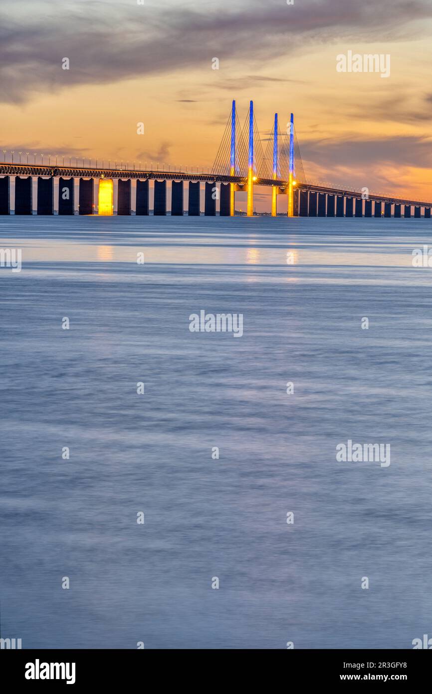 Le pont emblématique d'Oresund entre le Danemark et la Suède après le coucher du soleil Banque D'Images