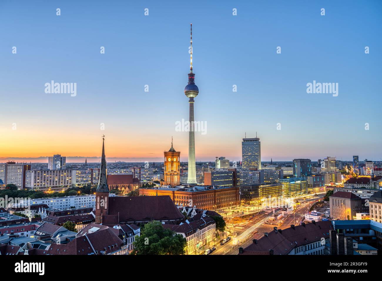 La tour de télévision emblématique et Berlin Mitte avec l'hôtel de ville au crépuscule Banque D'Images