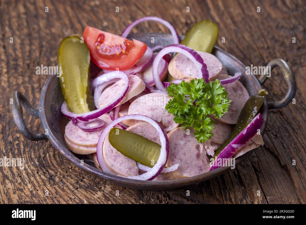 Salade de saucisses bavaroises sur bois sombre Banque D'Images