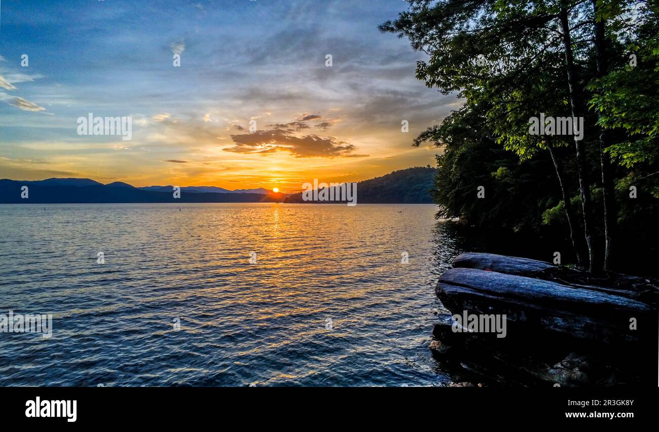 Magnifique lever de soleil tôt le matin sur le lac jocassee en caroline du Sud Banque D'Images