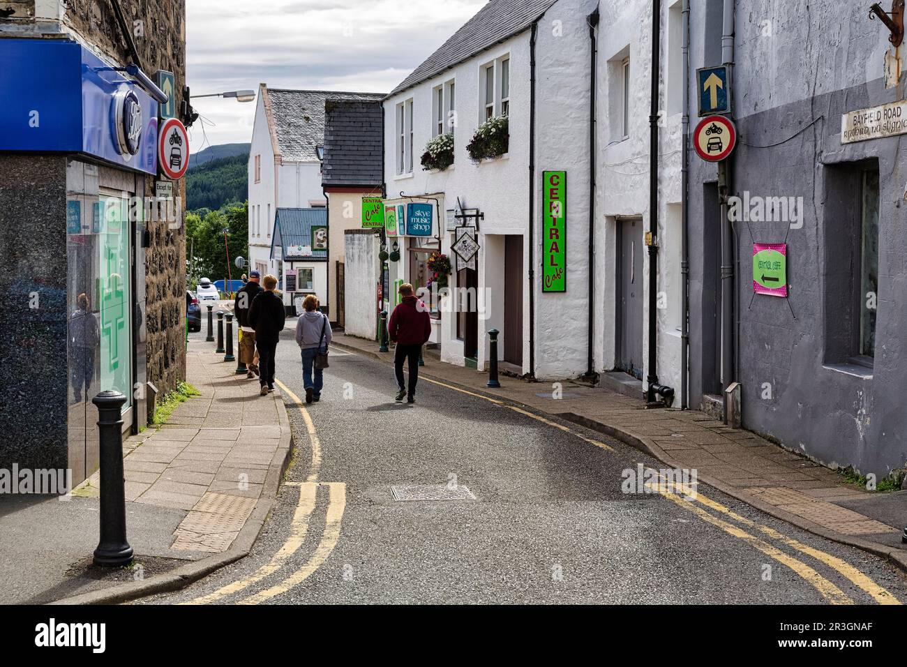 Piétons dans le centre-ville, Portree, île de Skye, Hébrides intérieures, Écosse, Royaume-Uni Banque D'Images