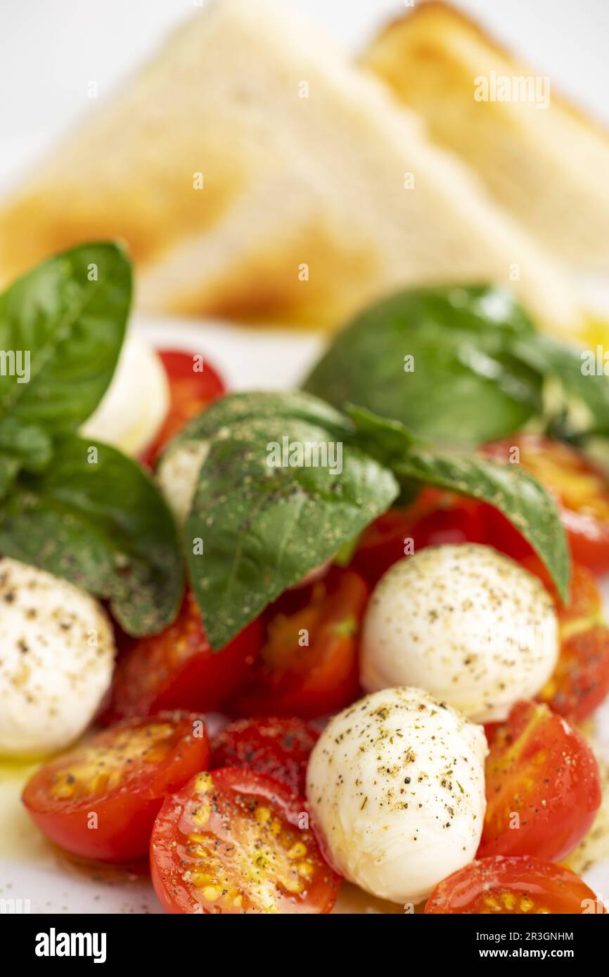 Insalada italienne caprese sur une assiette blanche Banque D'Images