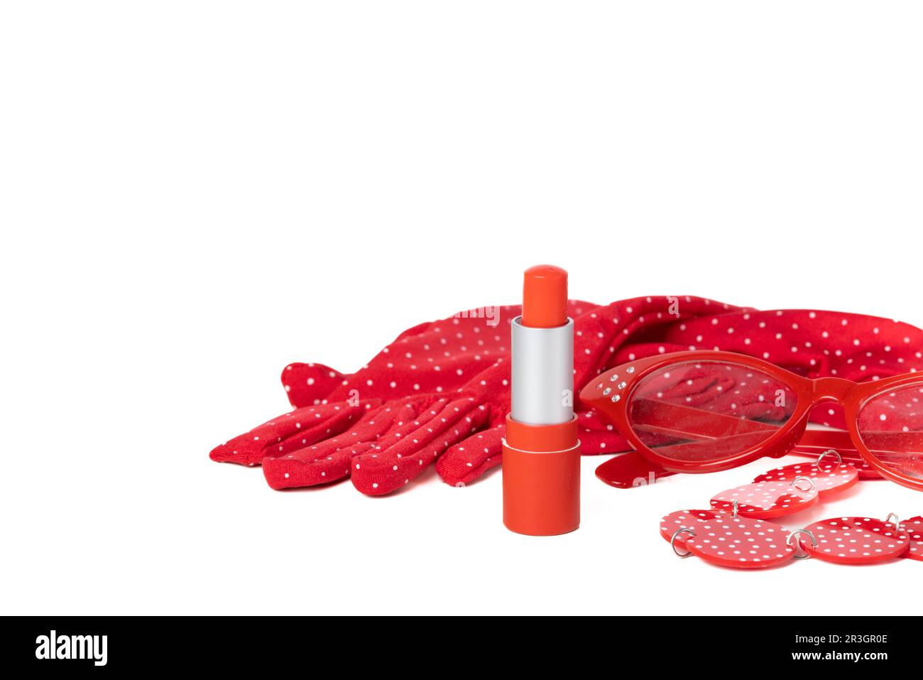 Style années 60, rouge à lèvres, gants, lunettes, collier, conservé sur fond rouge et blanc, dans la salle de photocopie Banque D'Images