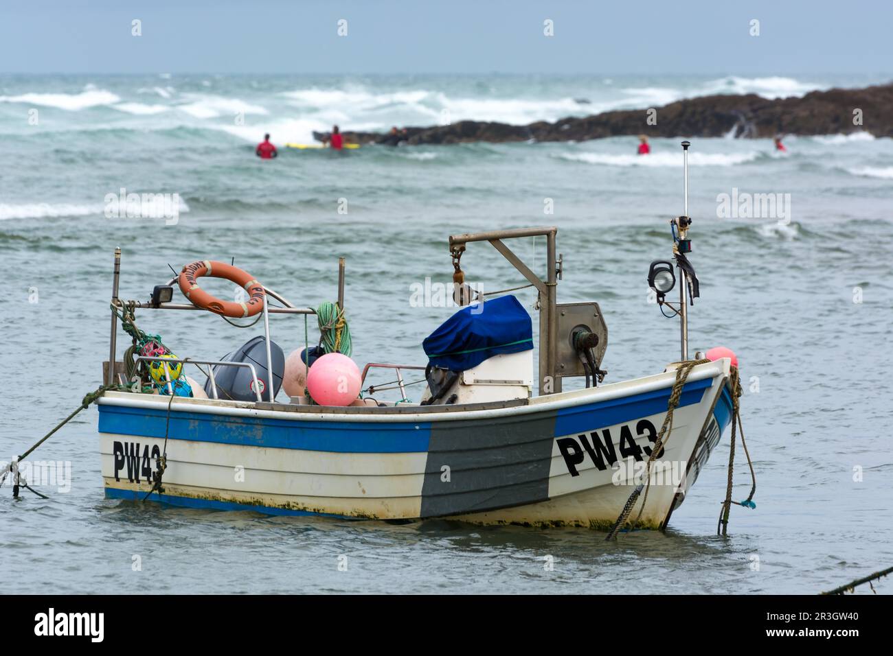 BUDE, CORNOUAILLES/Royaume-Uni - AOÛT 15 : bateau et surfeurs à Bude dans Cornouailles sur 15 août 2013. Personnes non identifiées Banque D'Images