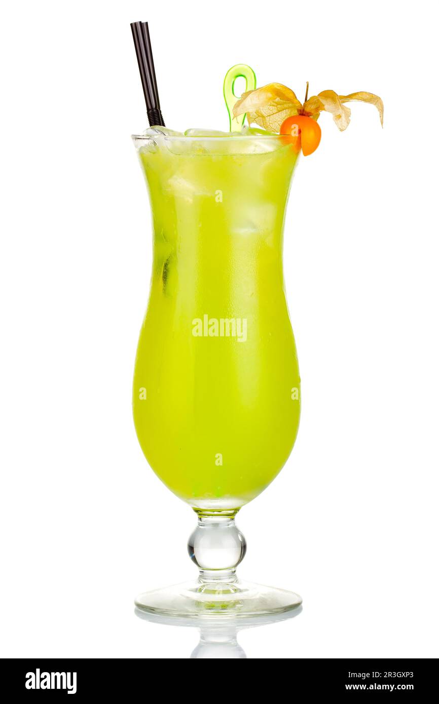 Cocktail avec alcool vert baies Physalis isolé sur fond blanc Banque D'Images