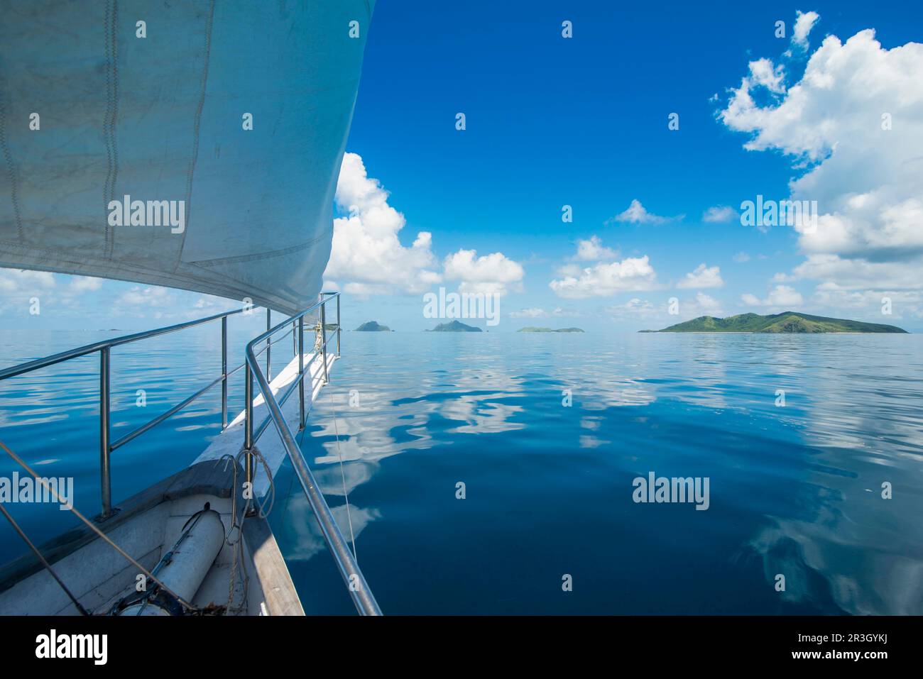 Voile dans les eaux très plates des îles Mamanuca, Fidji Banque D'Images