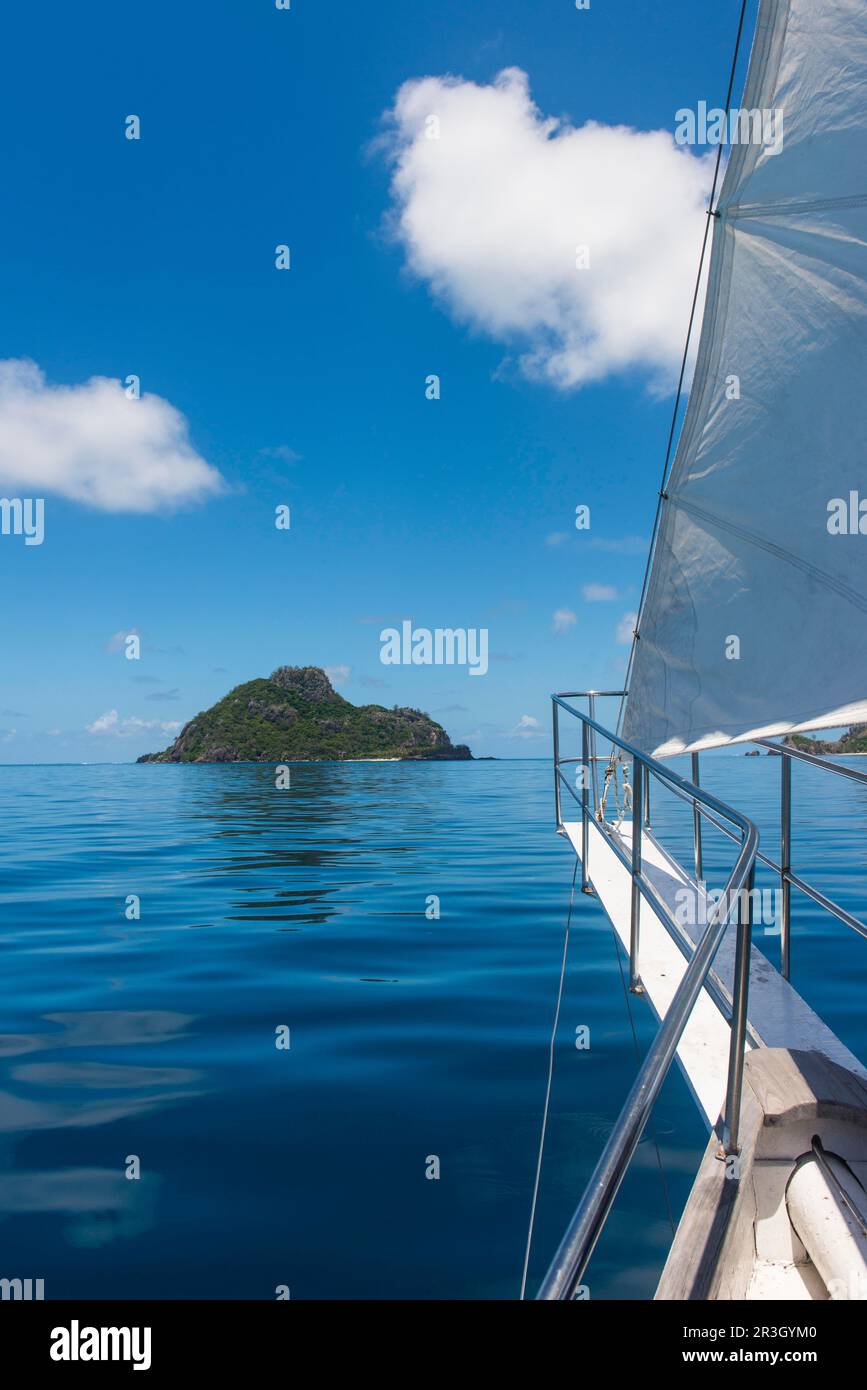 Voile dans les eaux très plates des îles Mamanuca, Fidji Banque D'Images