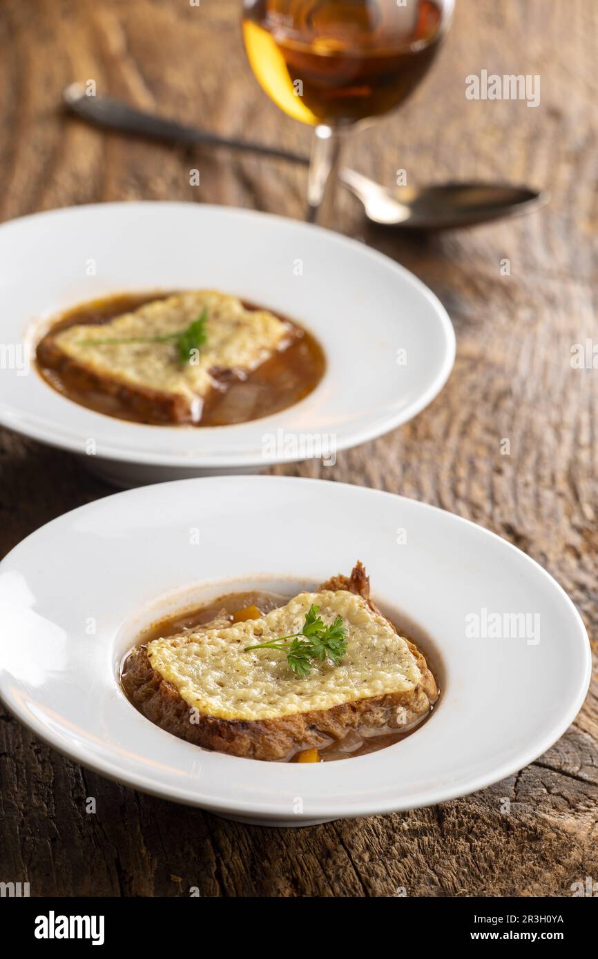 Soupe française à l'oignon sur bois Banque D'Images