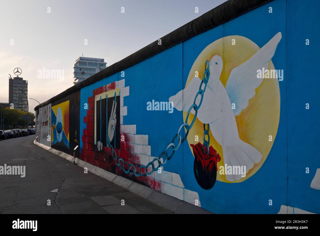 Peinture murale sur le mur de Berlin, artiste Andrej Smolik, East Side Gallery, Berlin, Allemagne, Europe Banque D'Images