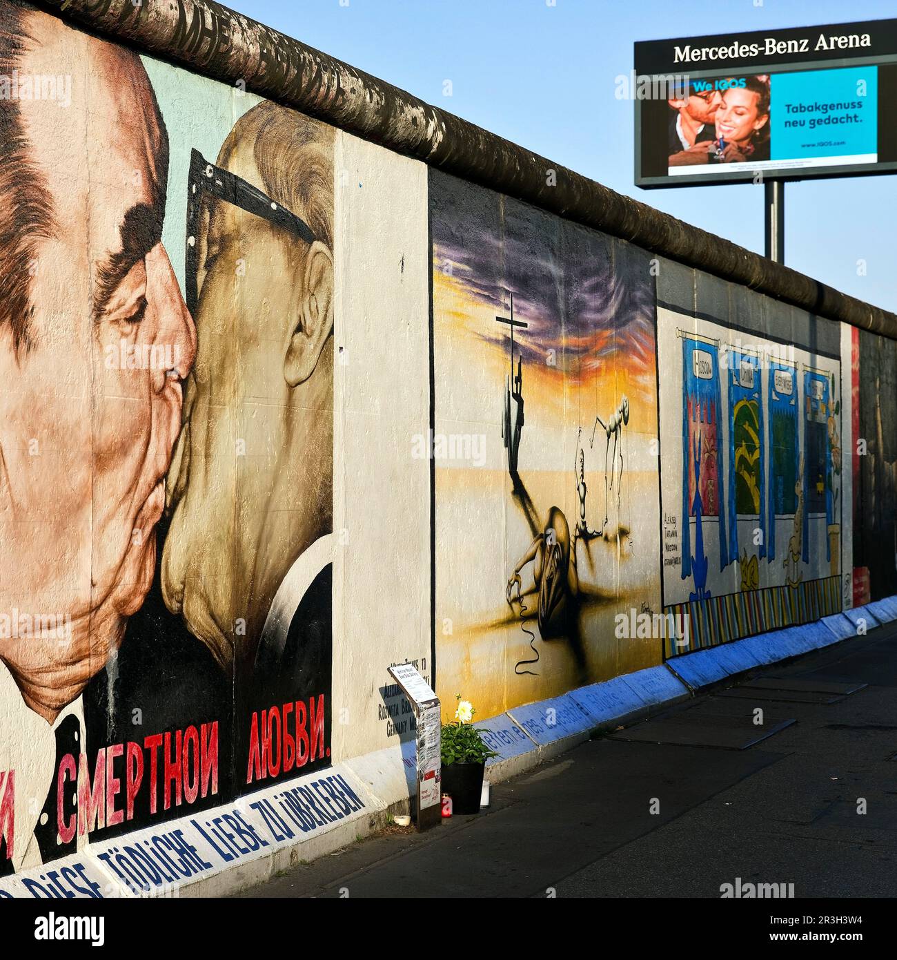 Bruderkuss, Gemaelde von Dmitri Vrubel auf einem Rest der Berliner Mauer mit Werbung fuer Tabakgenuss, East Side Gallery, Berlin, Deutschland, Europa Banque D'Images