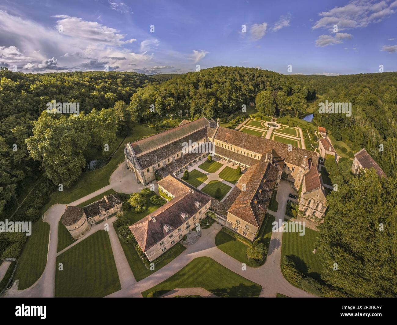 FRANCE. BOURGOGNE. CÔTE-D'OR (21) MONTBARD. VUE AÉRIENNE DE L'ABBAYE DE FONTENAY (XIIÈME SIÈCLE), CLASSÉE AU PATRIMOINE MONDIAL DE L'HUMANITÉ PAR L'UNESCO Banque D'Images