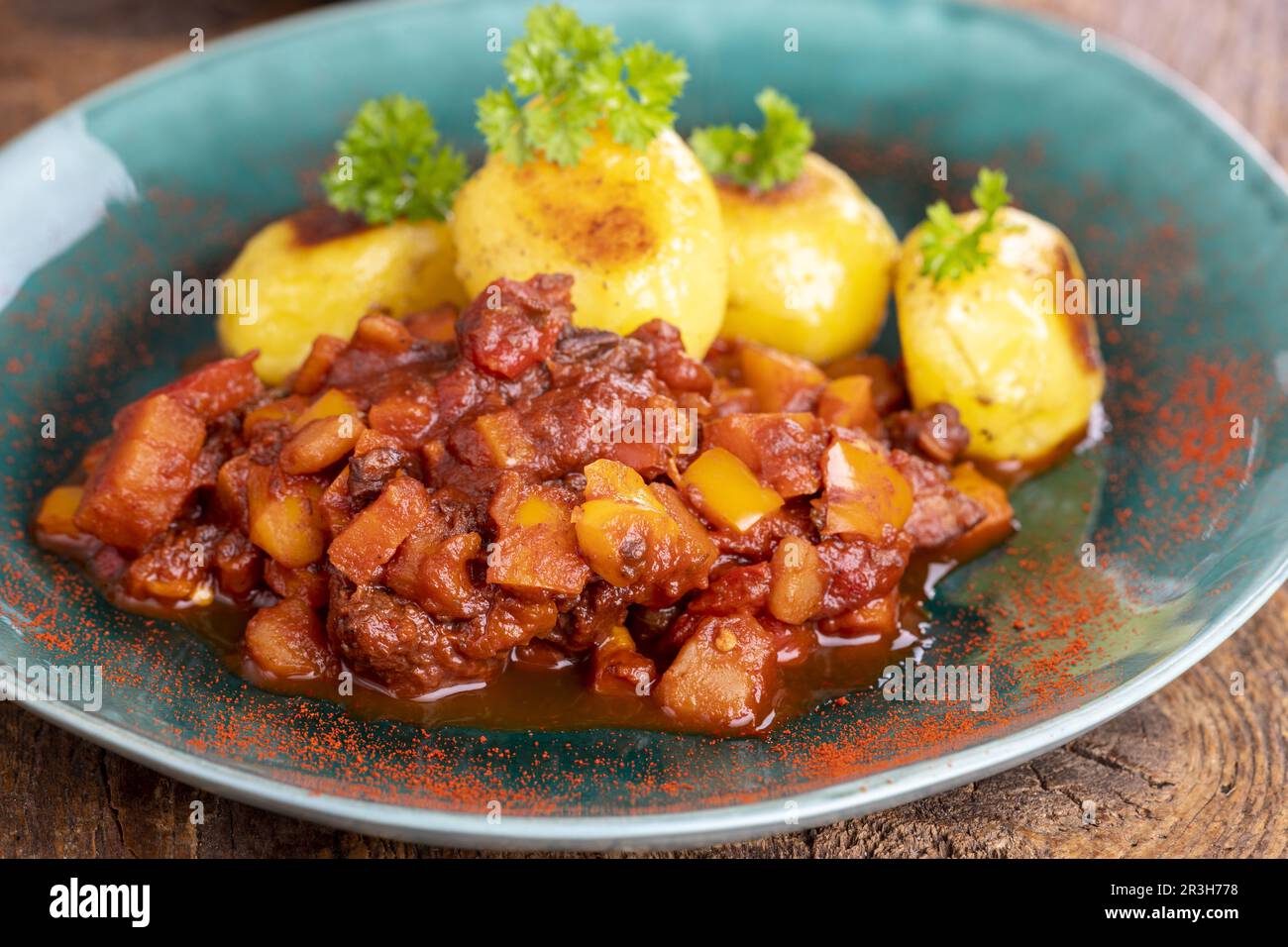 Goulash avec pommes de terre sur bois Banque D'Images