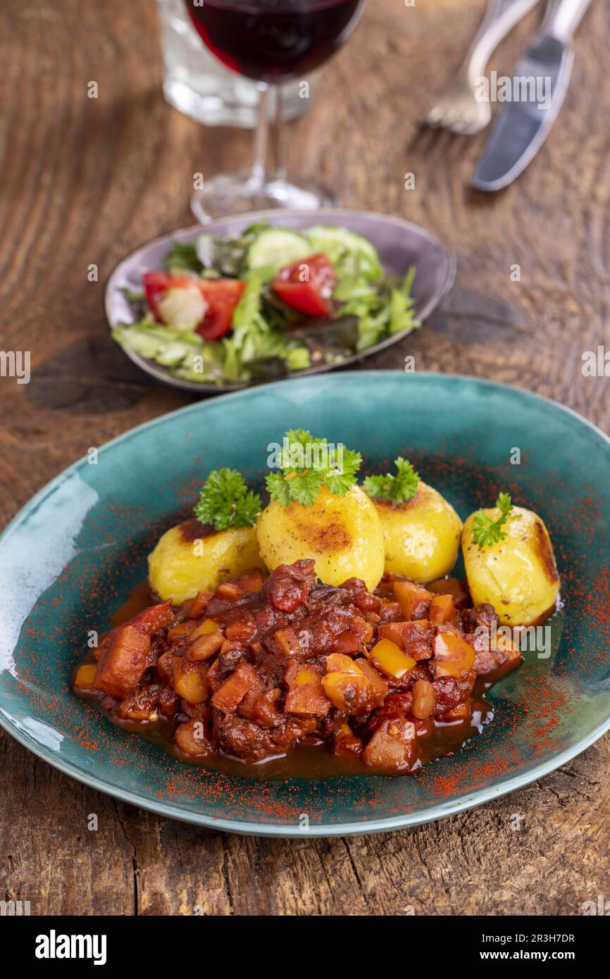 Goulash avec pommes de terre sur bois Banque D'Images