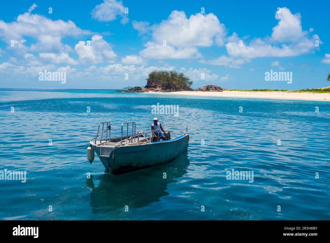 Bateau à moteur qui amène des touristes à Monuriki ou Cast Away Island, Mamanuca îles, Fidji Banque D'Images Bateau à moteur qui amène des touristes à Monuriki ou Cast Away Island, Mamanuca îles, Fidji Banque D'Images