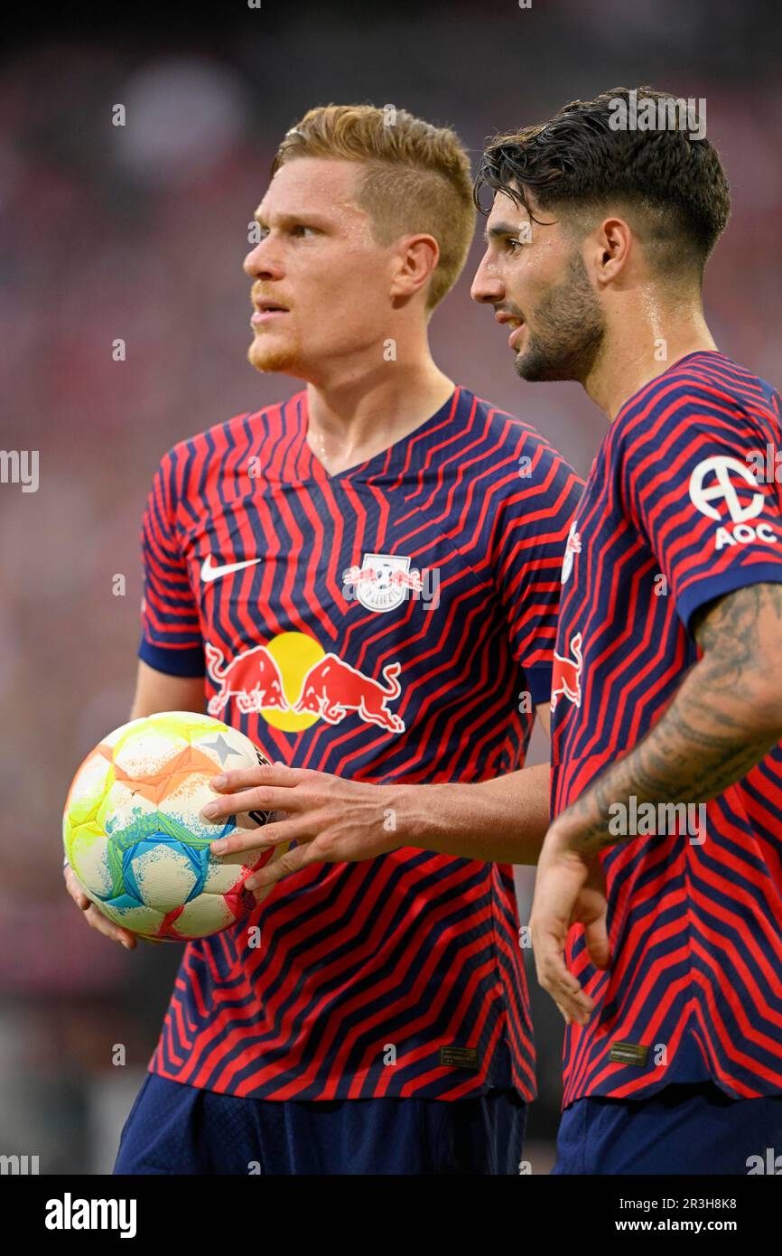 Marcel Halstenberg (23) RasenBallsport Leipzig RBL avec le ballon et Dominik Szoboszlai (17) RasenBallsport Leipzig RBL discuter devant le coup libre Banque D'Images