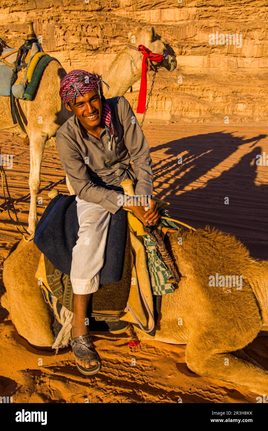 Ami Bédouin avec ses chameaux, Wadi Rum, Jordanie Banque D'Images