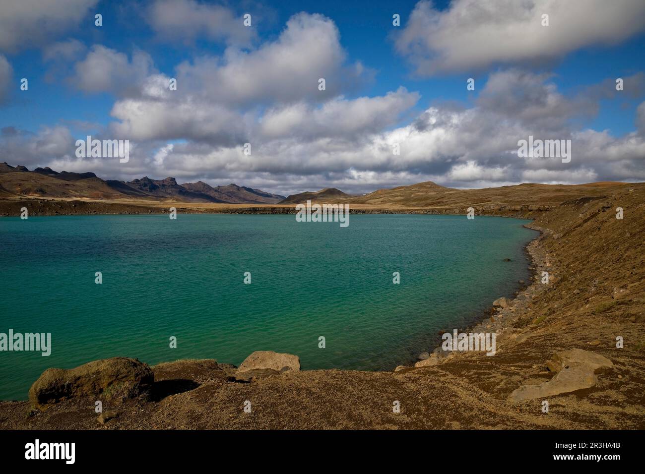 Lac vert turquoise Graenavatn dans un cratère d'explosion, Krysuvik, péninsule de Reykjanes, Islande Banque D'Images