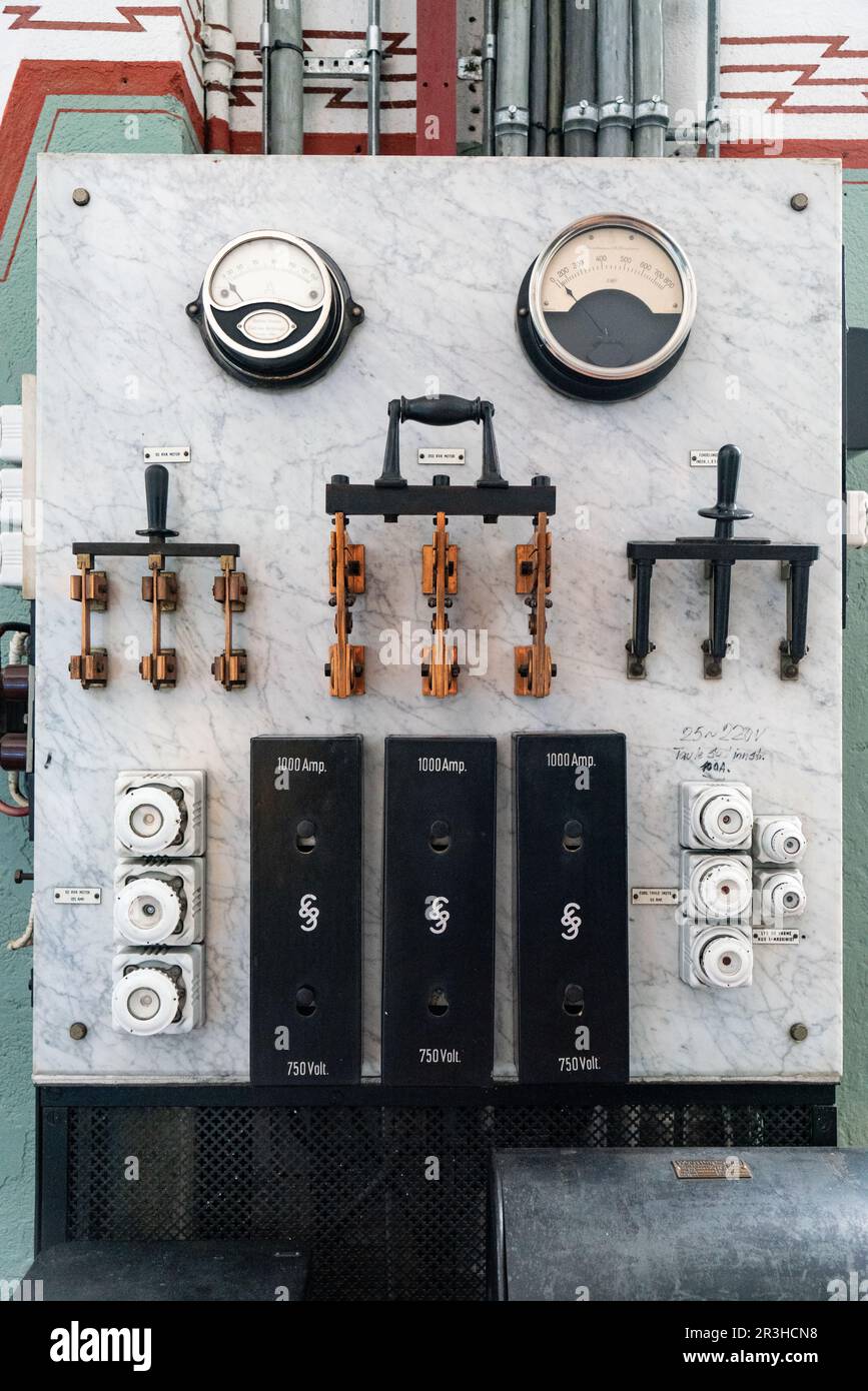 Instruments de mesure et panneau de commande à la station hydroélectrique de Tyssedal, Norvège Banque D'Images