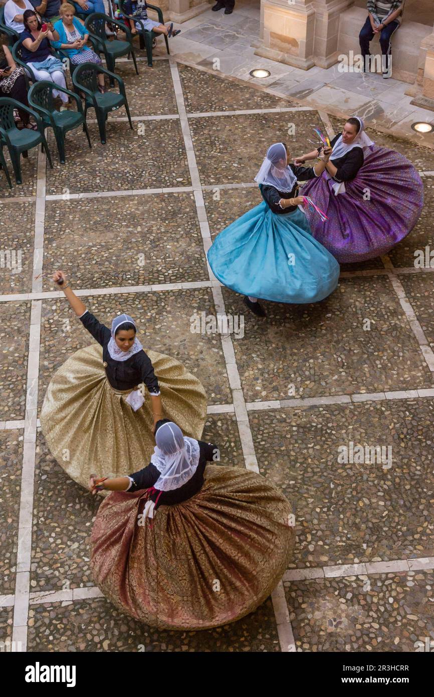 baile de boleros tradicionales mallorquines, claustro de Sant ...