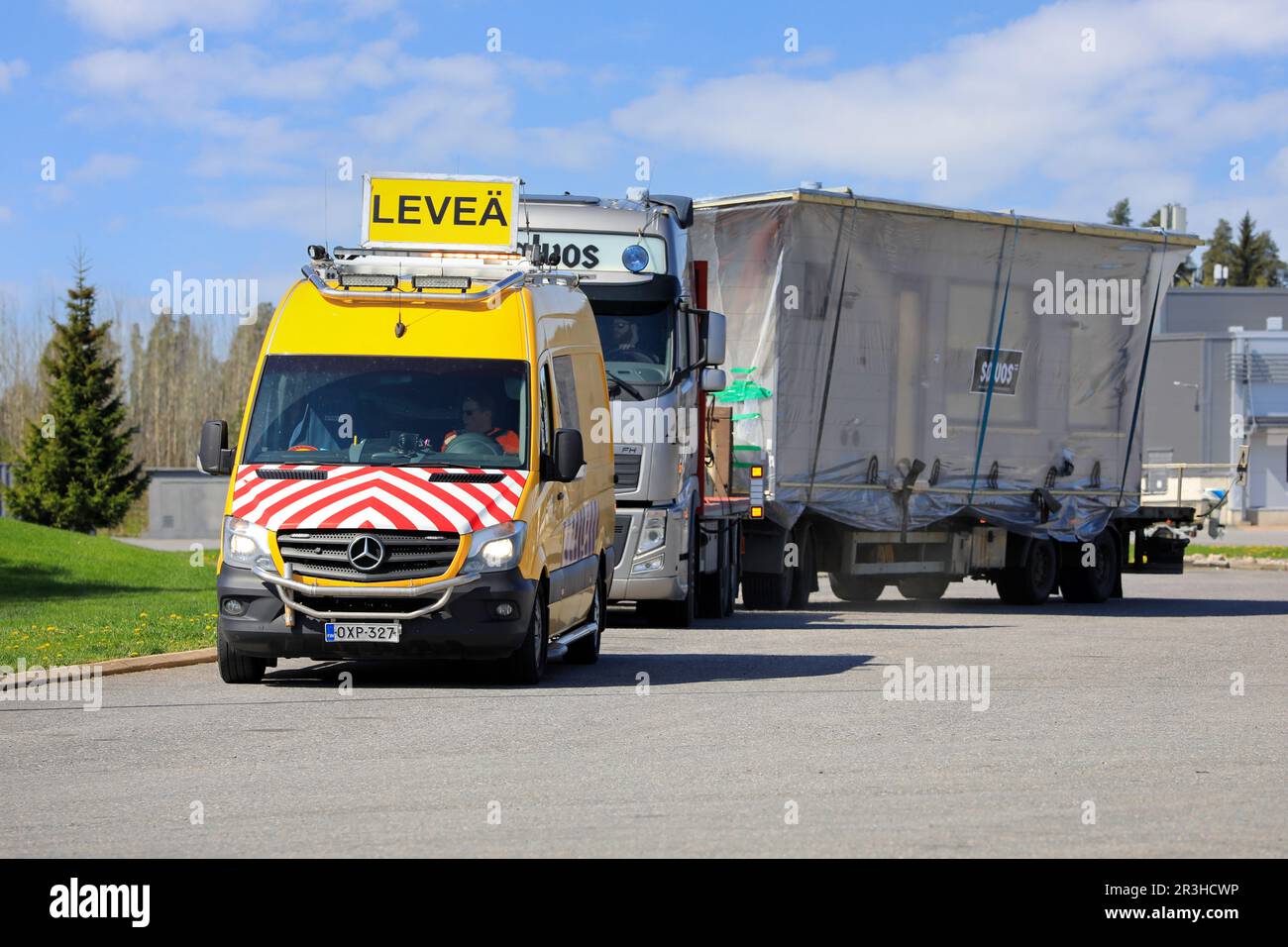 Camion Volvo FH transportant la cabine de bois de Salvos finlandaise en charge exceptionnelle, accompagné d'un véhicule pilote Mercedes-Benz. Forssa, Finlande. 19 mai 2023. Banque D'Images