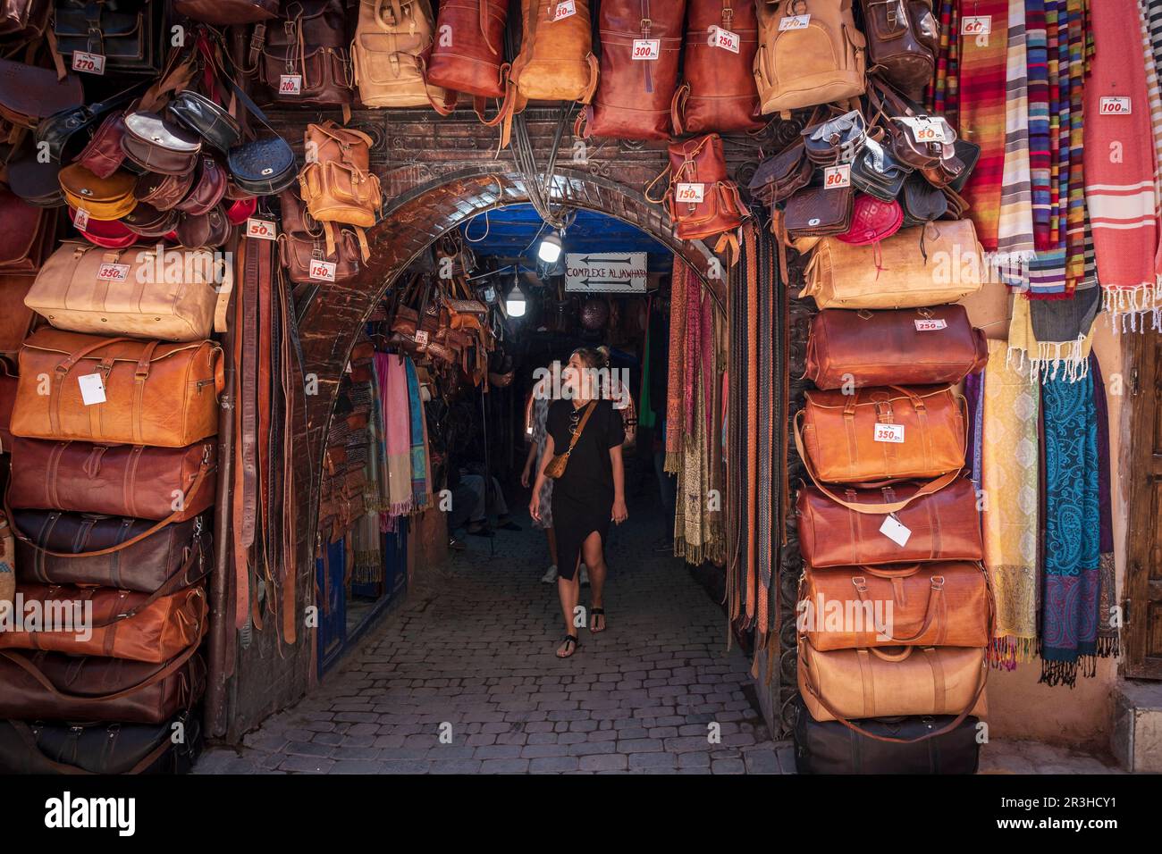 femme dans un magasin de sacs, marrakech, maroc, afrique. Banque D'Images