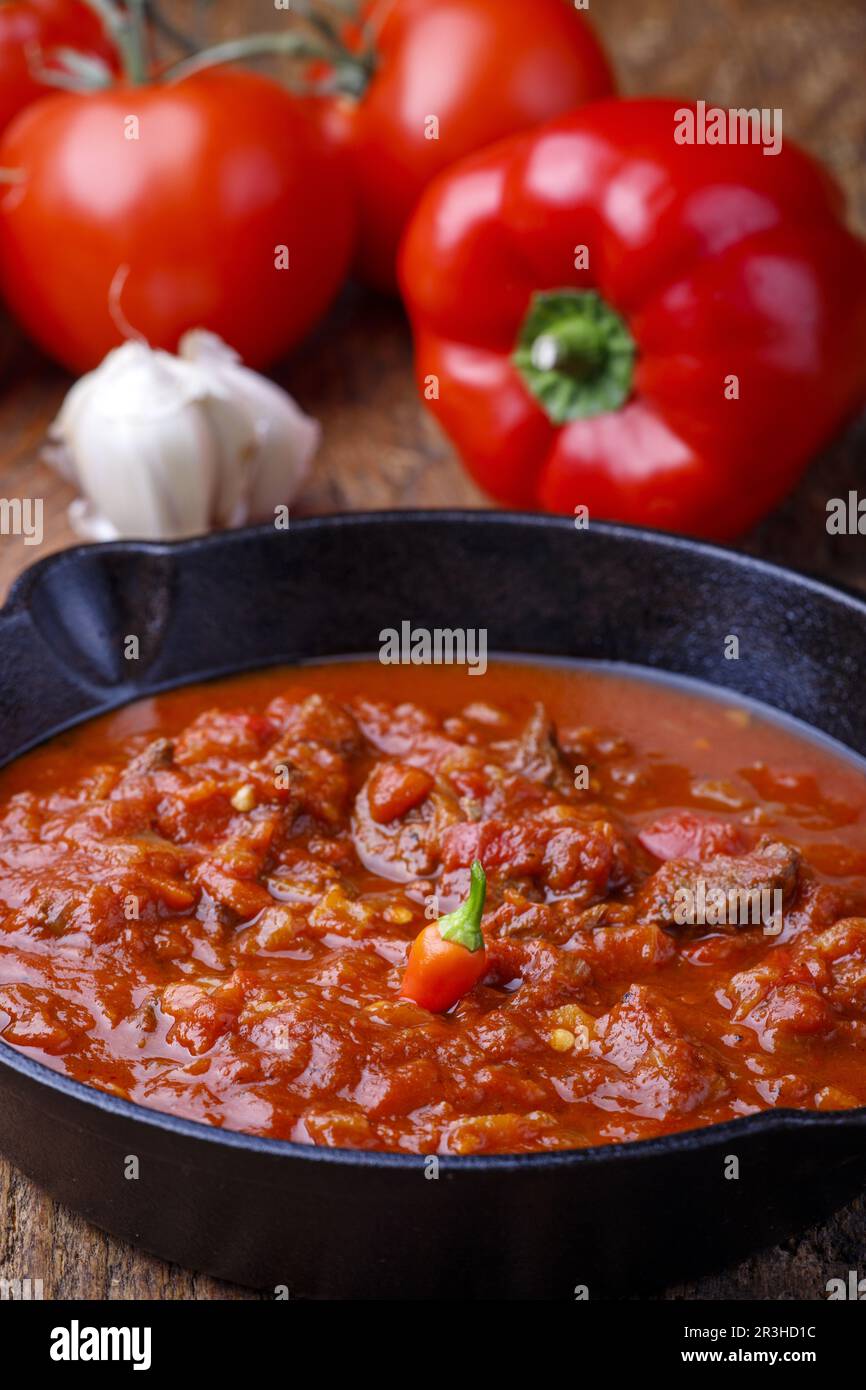 Goulash hongrois dans une casserole Banque D'Images