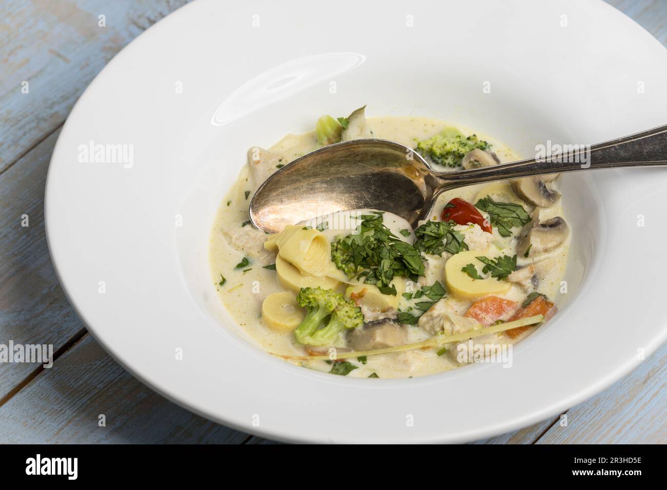 Soupe de noix de coco thaïlandaise sur bois Banque D'Images