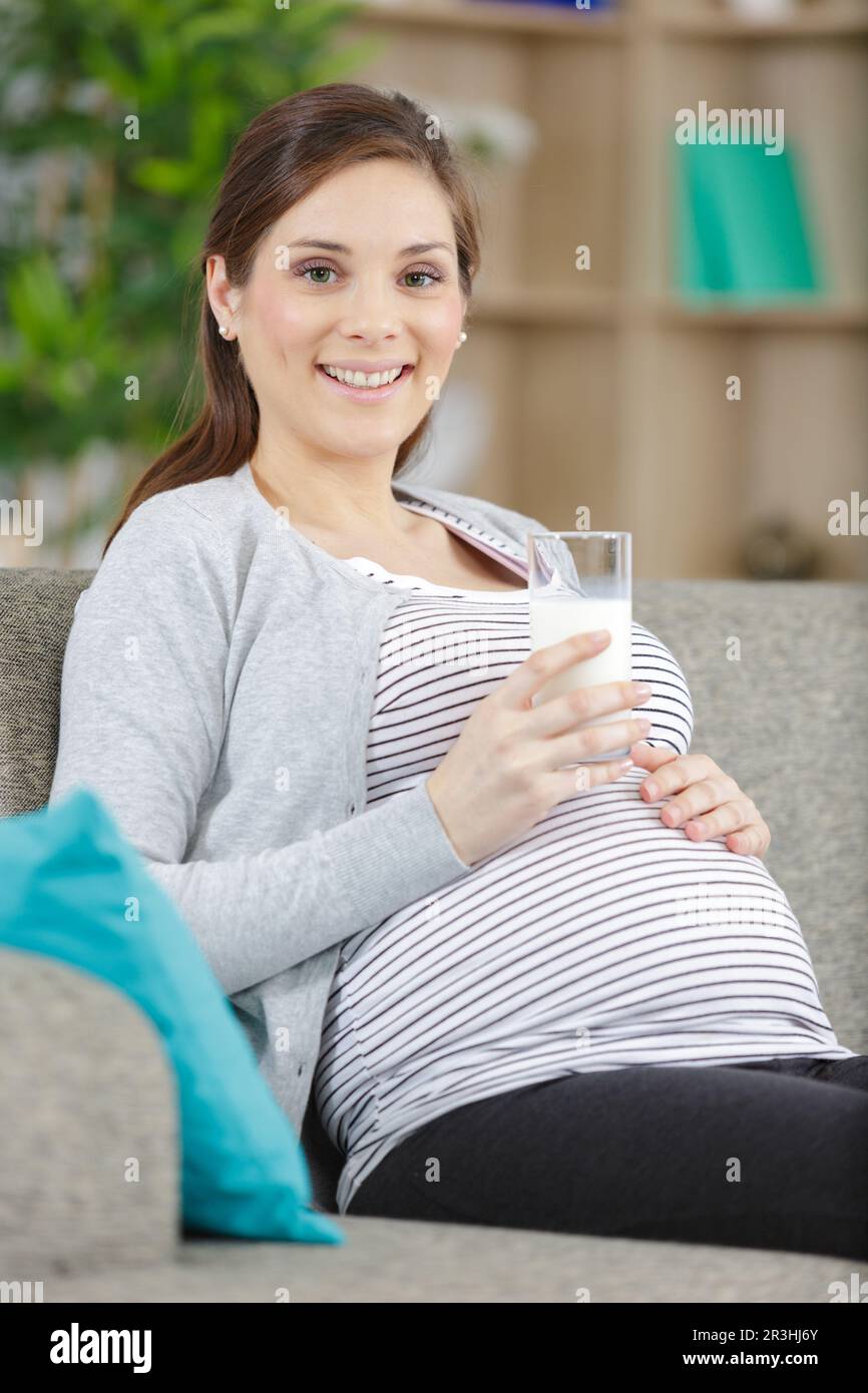 jeune femme enceinte qui boit du lait Photo Stock - Alamy