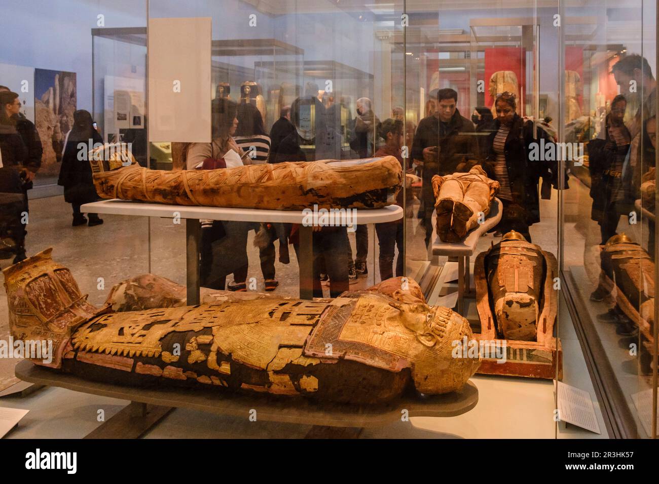 British Museum, décoré de cercueil égyptien en bois, Londres, Angleterre, Grande-Bretagne. Banque D'Images