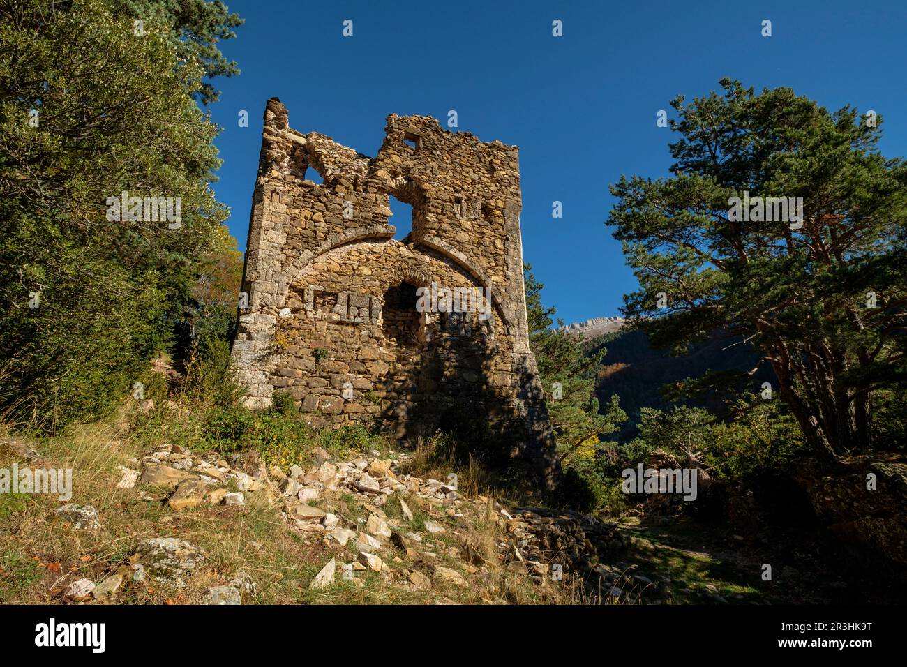 Tour de Felipe II, - de castillo viejo -, ancienne tour d'observation qui défendait le passage, voie romaine, Boca del Infierno, route de la vallée de hecho, vallées de l'ouest, du massif pyrénéen, province de Huesca, Aragon, Espagne, Europe. Banque D'Images