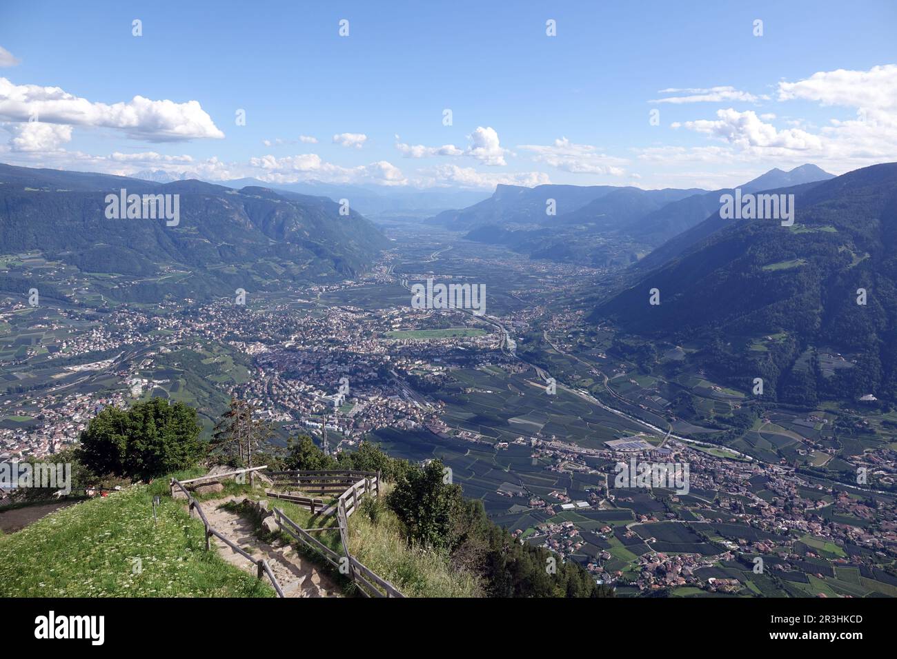 Vue du Mutkopf dans la vallée de l'Etsch Banque D'Images