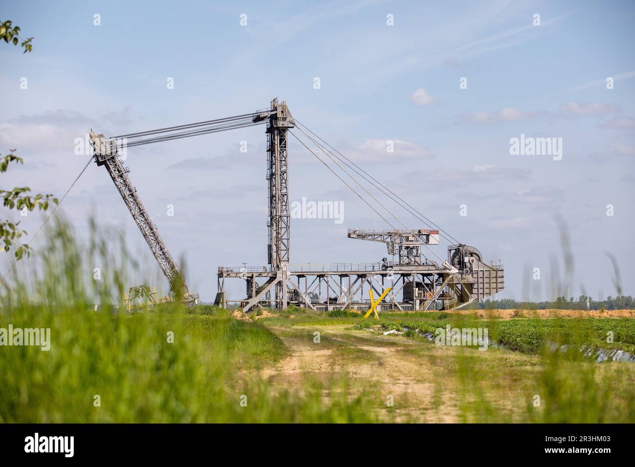Paysage à la mine de lignite à ciel ouvert Hambach dans Un paysage estival montrant des machines RWE massives excavant du lignite dans une mine à ciel ouvert. Banque D'Images