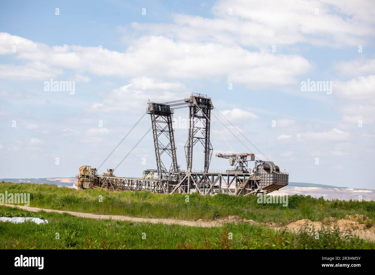 Paysage à la mine de lignite à ciel ouvert Hambach dans Un paysage estival montrant des machines RWE massives excavant du lignite dans une mine à ciel ouvert. Banque D'Images
